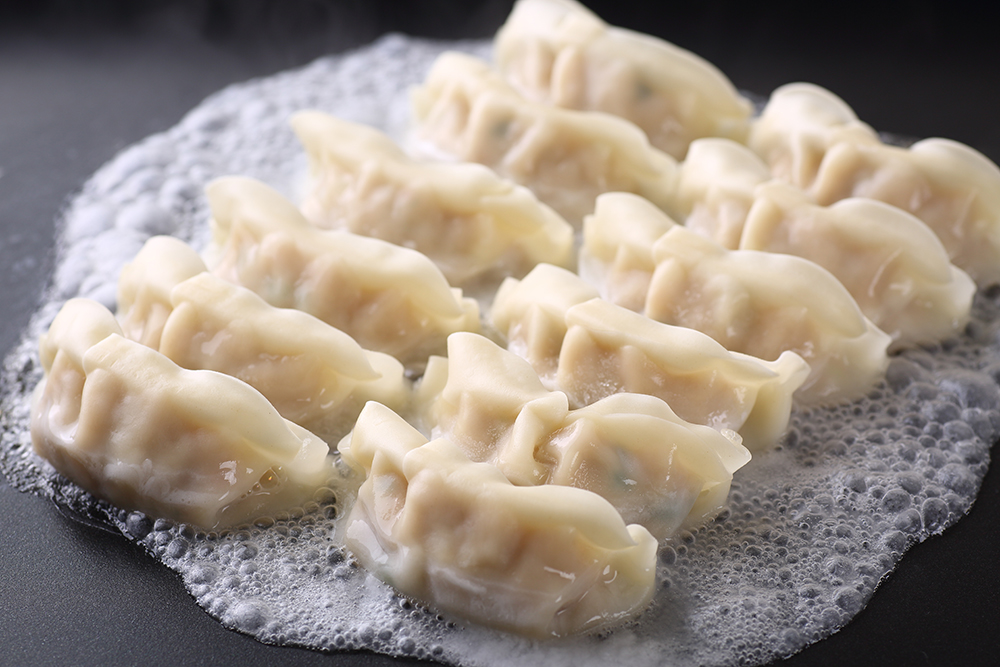 冷凍餃子・冷凍生麺の自動販売機も稼働中